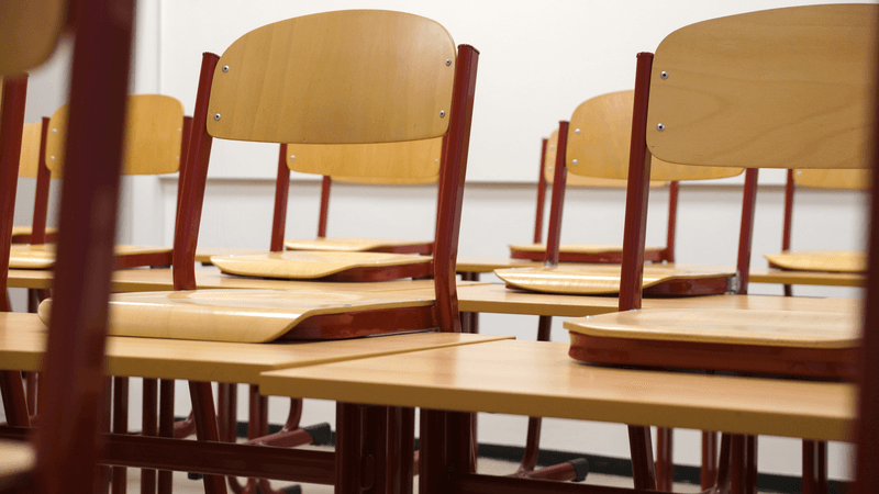 Foto van lege stoelen in een klaslokaal