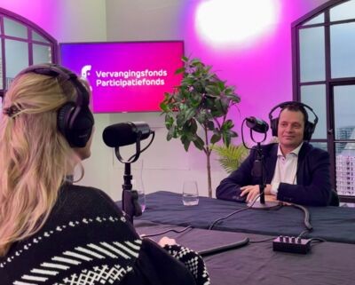 Foto van Brenda Steinmetz in gesprek met Mario Gubbels in een Podcast studio