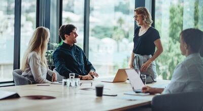 collega's overleggen informeel