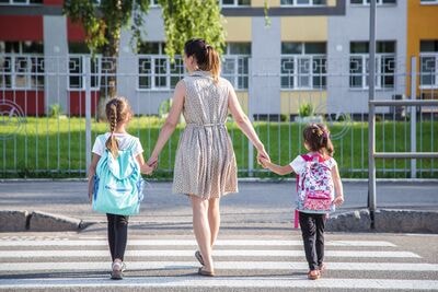 Moeder brengt kinderen naar school